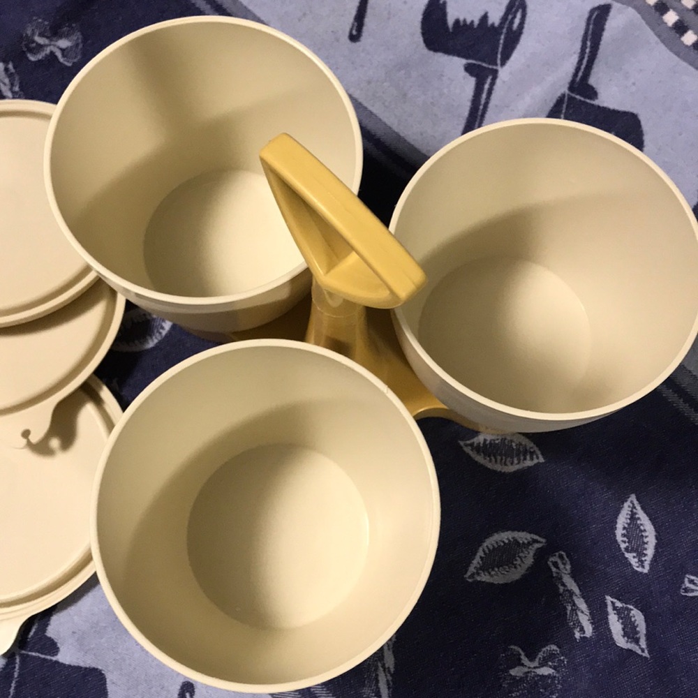 Tupperware condiment container - Picture 4 of 5